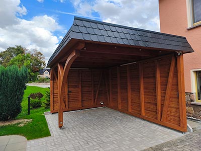 Carport mit Attika und Bogenbinder