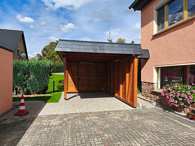 Carport mit Attika und Bogenbinder